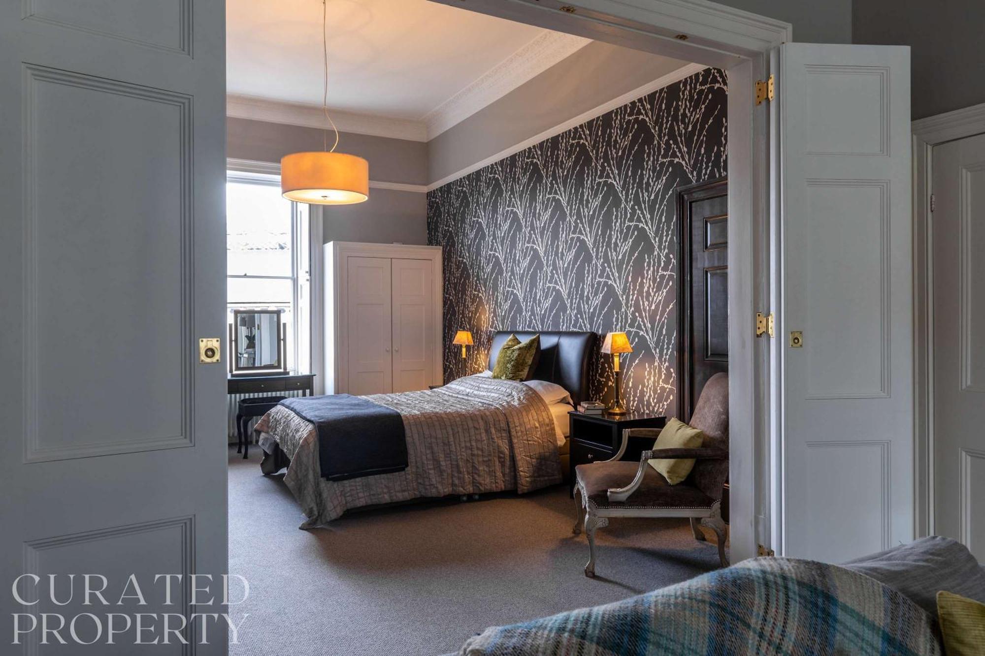 Apartment Spacious, Light-filled Period *