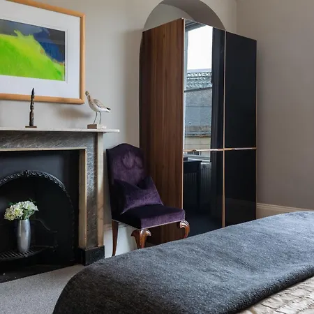Spacious, Light-Filled Central Period Apartment Bath Exterior photo