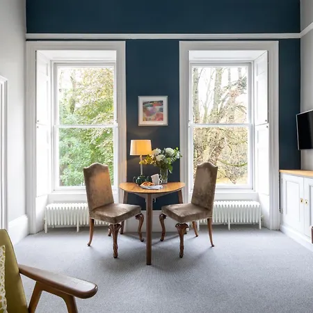 Spacious, Light-Filled Central Period Apartment Bath Exterior photo