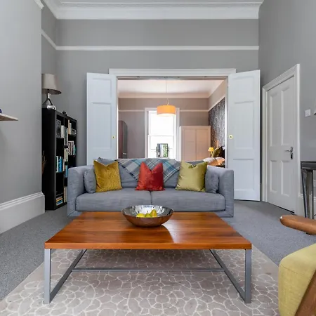 Spacious, Light-Filled Central Period Apartment Bath Exterior photo