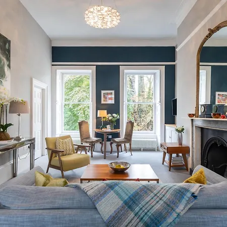 Spacious, Light-Filled Central Period Apartment Bath Exterior photo