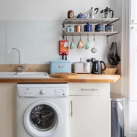 Spacious, Light-Filled Central Period Apartment Bath Exterior photo